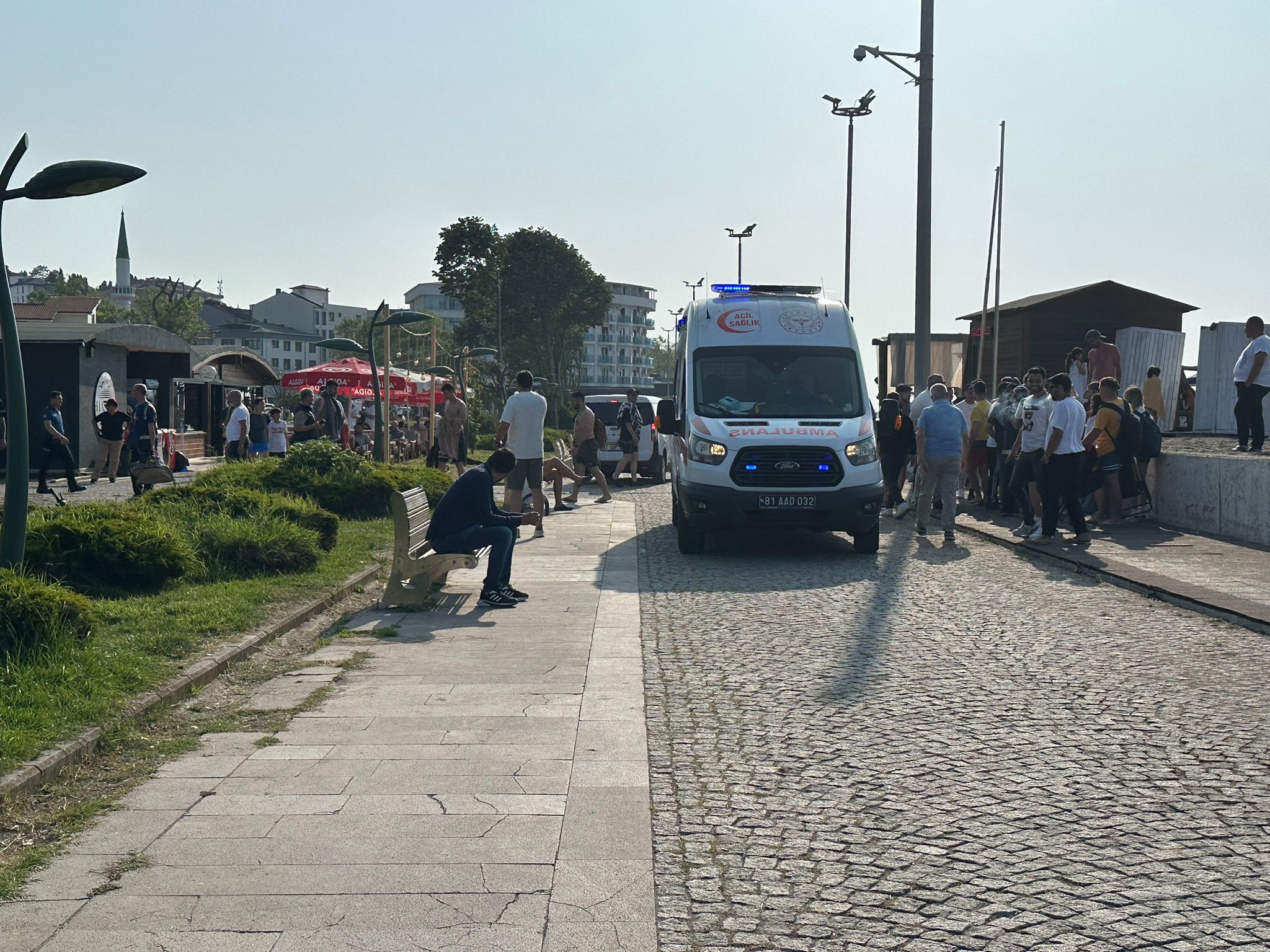AKÇAKOCA’DA BAYRAM SEVİNCİNE GÖLGE DÜŞTÜ; SAHİLDE KAVGA ÇIKTI