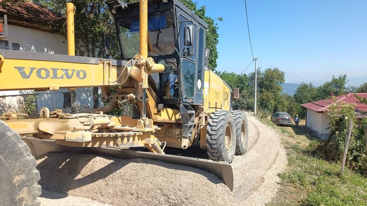 Gölyaka Saçmalıpınar Köyü’nde Sathi Kaplama Yol Çalışmaları Devam Ediyor