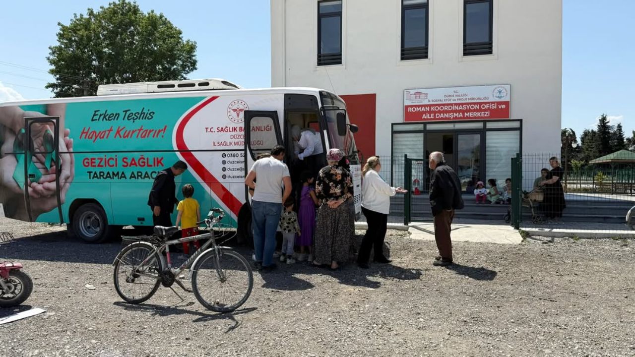 Düzce’de Roman Koordinasyon Ofisi Önünde Kanser ve Göz Taraması Etkinliği Düzenlendi