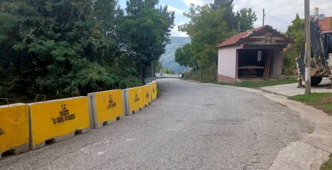 Köy Yollarında Güvenlik Hamlesi 20 Beton Bariyer Monte Edildi