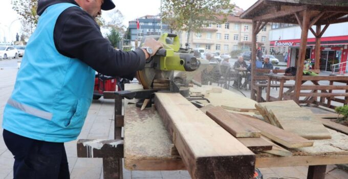 Akçakoca’da Kent Mobilyaları Bakım ve Onarım Çalışmaları Başladı