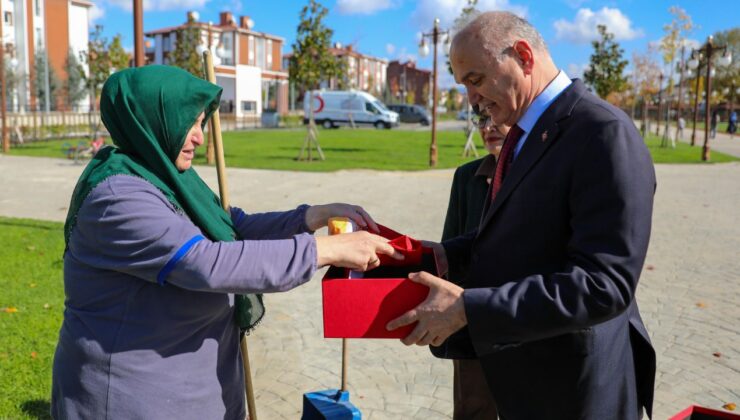 Bayrağı Yerden Kaldıran Temizlik İşçisi Rukiye Tuna’ya Başkan Özlü’den Sürpriz Ziyaret