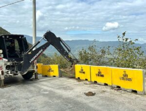 Gölyaka’da Yol Güvenliği Güçleniyor Beton Bariyerler Yerleştirildi