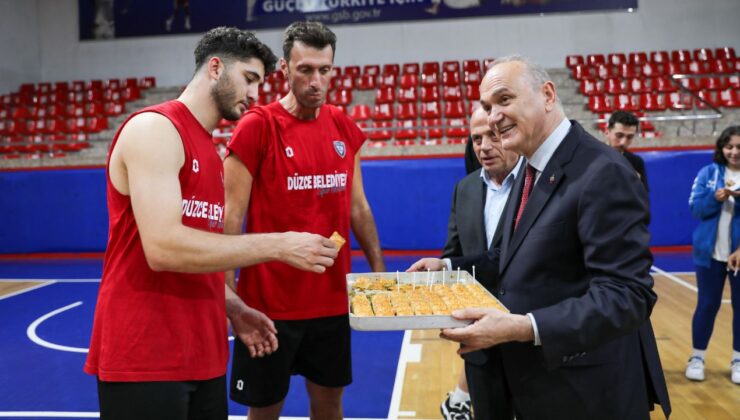Başkan Özlü’den Voleybol Takımına Tebrik ve Baklava Sürprizi